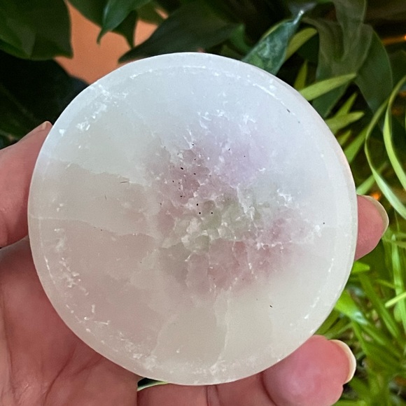 Genuine selenite hand carved bowl - 2 3/4” - Picture 6 of 13